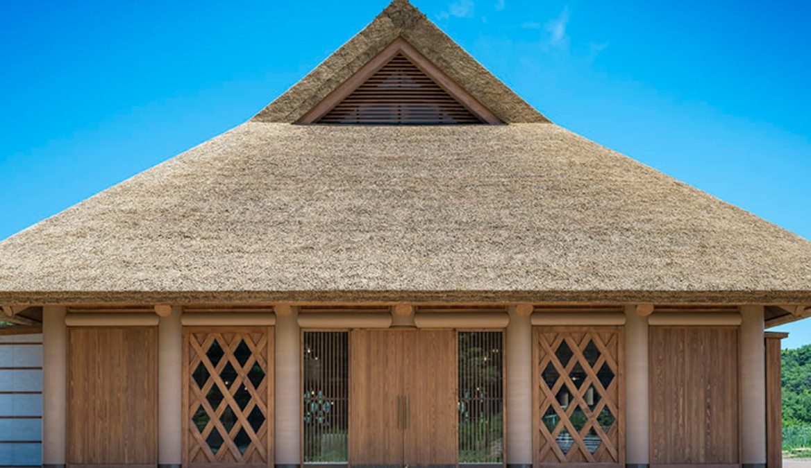 Thatched roof and farmhouse made of cardboard? What is possible in Japan’s architecture