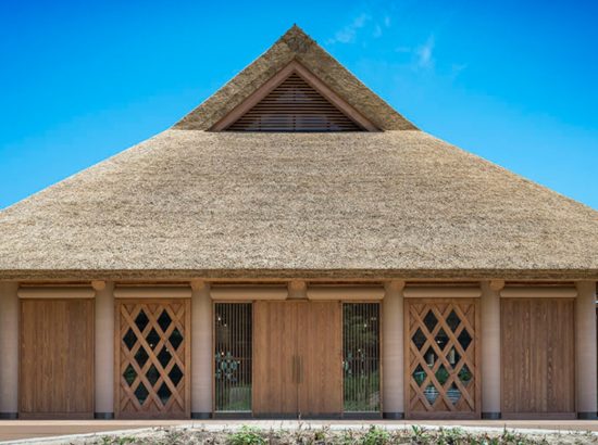 Thatched roof and farmhouse made of cardboard? What is possible in Japan’s architecture