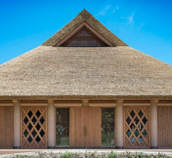 Thatched roof and farmhouse made of cardboard? What is possible in Japan’s architecture